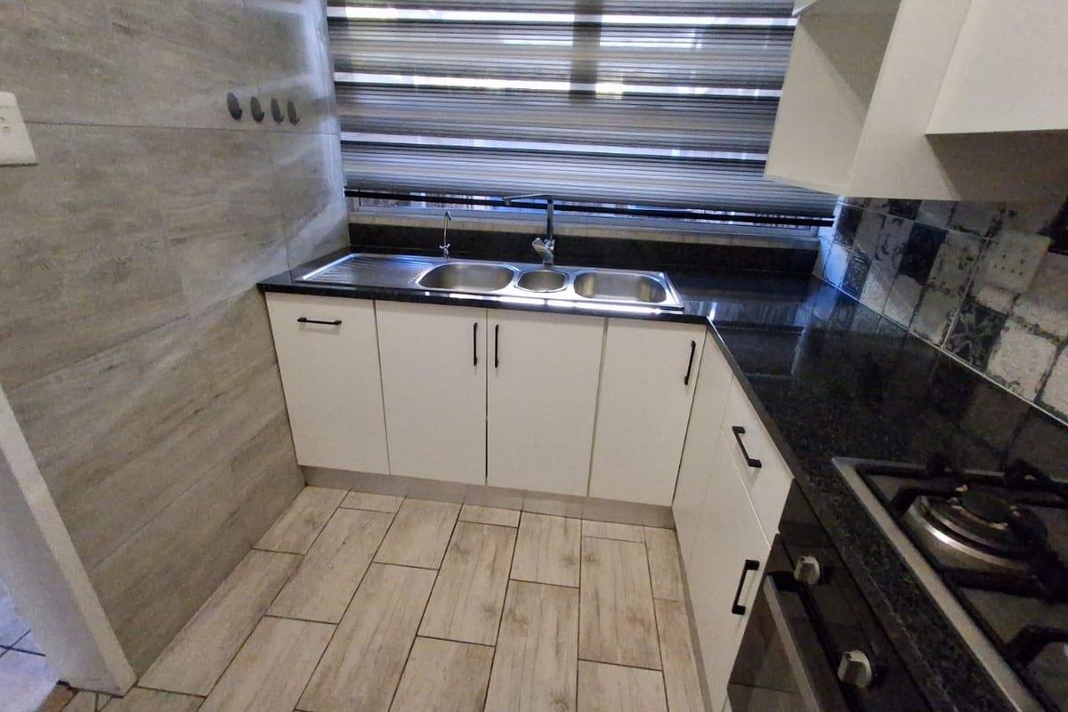Spacious Renovated Duplex for Sale in Clubview. - Photo 5
