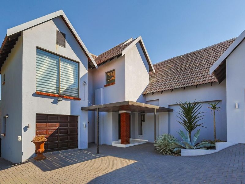 SPACE, STYLE & SECURITY – 4 EN-SUITE BEDROOM GEM IN A SECURITY ESTATE IN BRONBERG - Photo 3