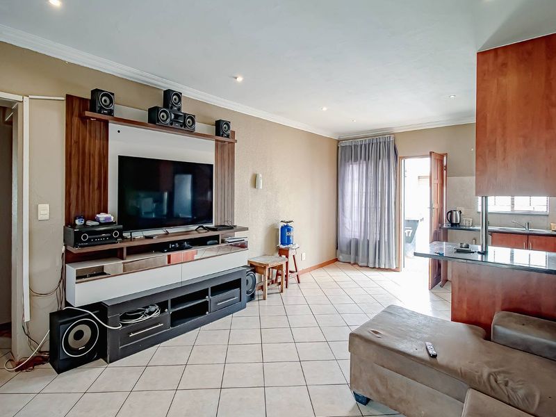 Spacious 3 Bedroom Home in a Secure, Well-Maintained Complex - Photo 7