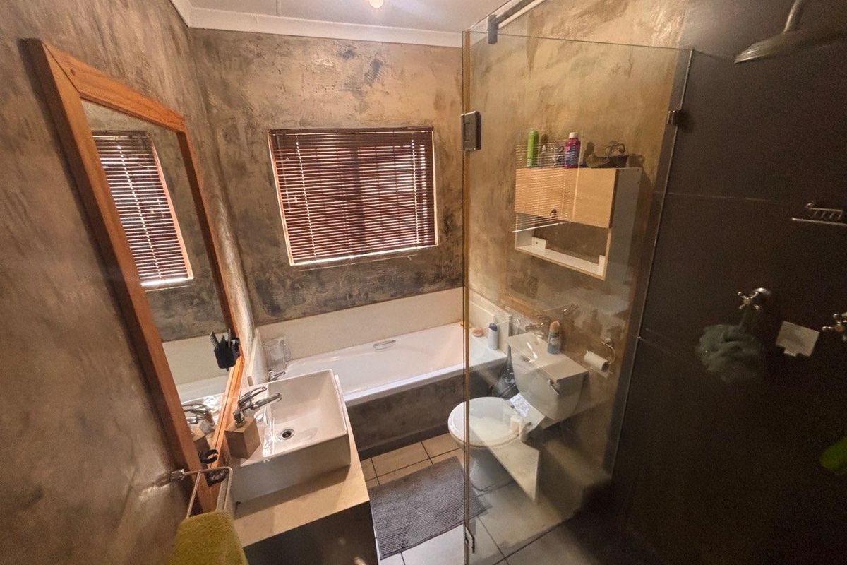 Charming 2-Bedroom Townhouse for Sale in The Wolds - Photo 5