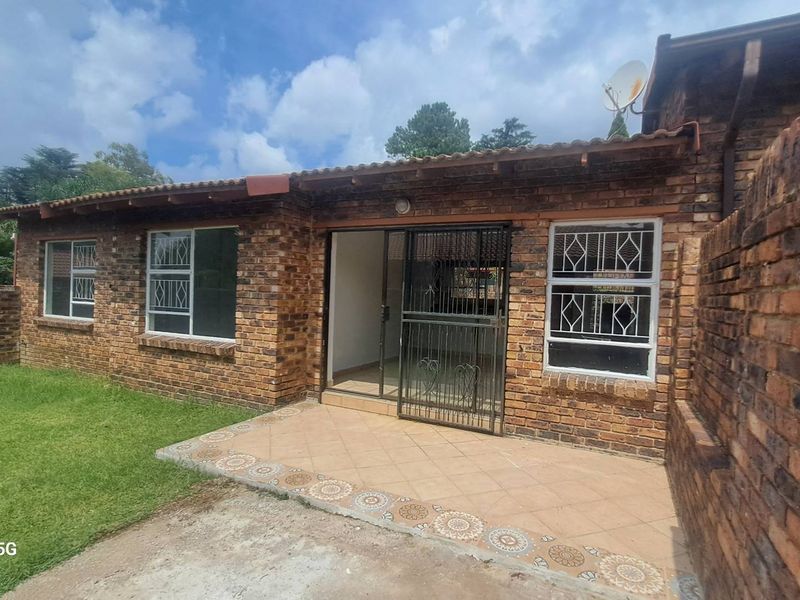 3 Bedroom Simplex in a pet friendly complex - Photo 3