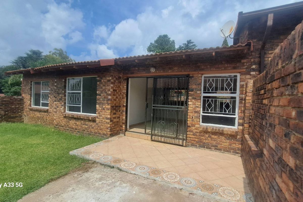 3 Bedroom Simplex in a pet friendly complex - Photo 3