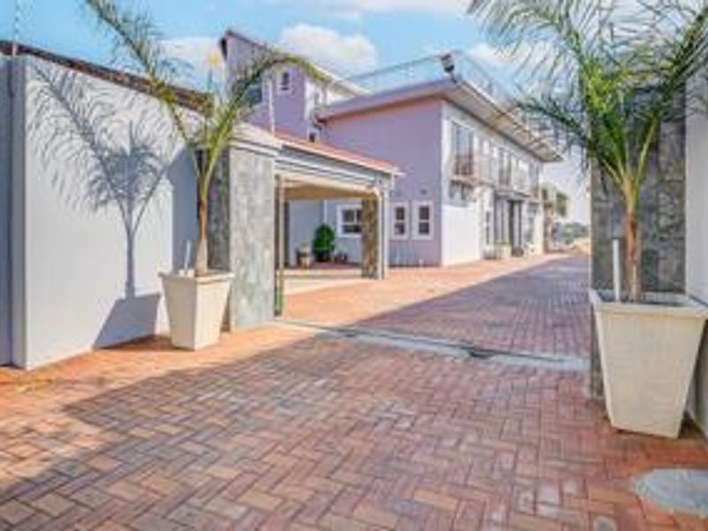 Dual Living In The Elegant Suburb of Bassonia - Photo 3