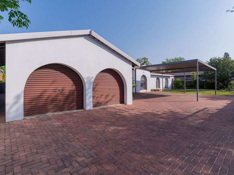 SPACIOUS FAMILY HOME IN ENCLOSURE - Photo 3