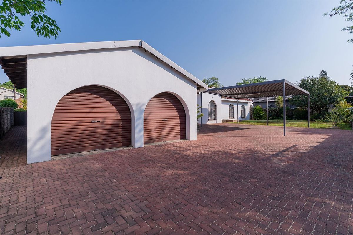 SPACIOUS FAMILY HOME IN ENCLOSURE - Photo 3