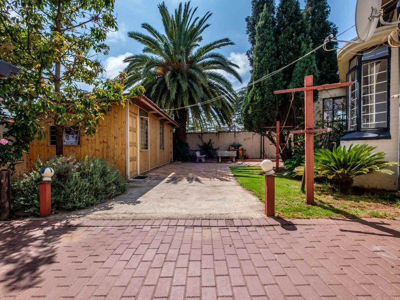 One of a kind - 8 home compound with 34 private rooms and multiple dwellings for sale in The Hill, Johannesburg South - Photo 10