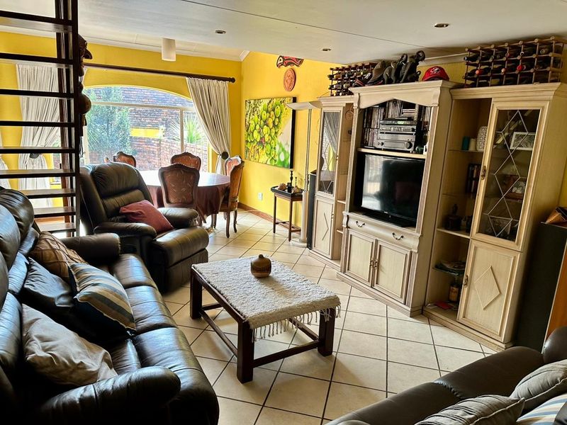 charming double-story unit. - Photo 4