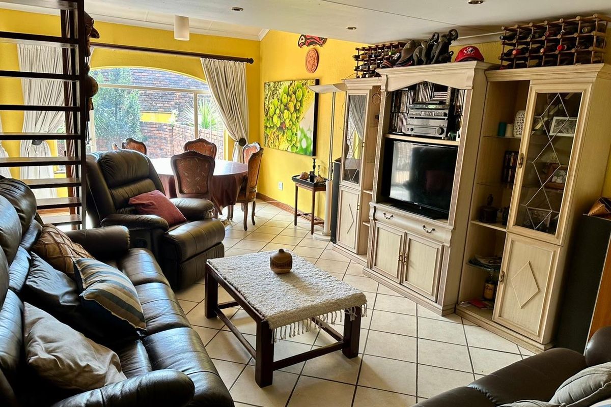 charming double-story unit. - Photo 4