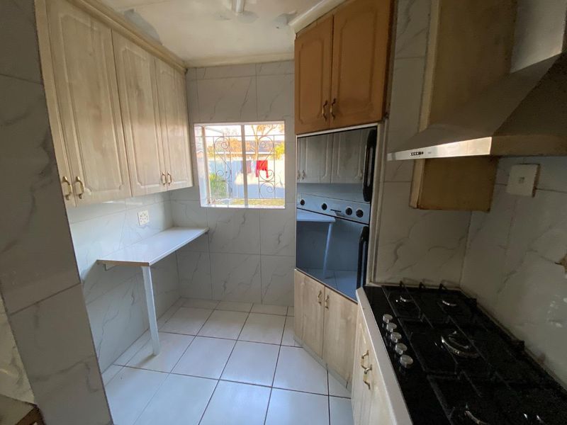 4 Bedroom House for rent - Photo 3