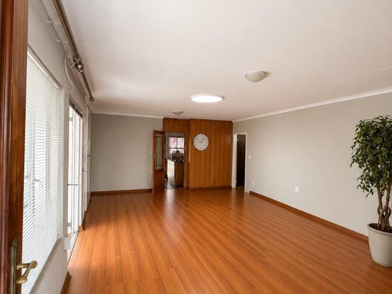 Modern Lock-Up-and-Go with Spacious Living & Stylish Finishes In Moreleta Park For Sale - Photo 5
