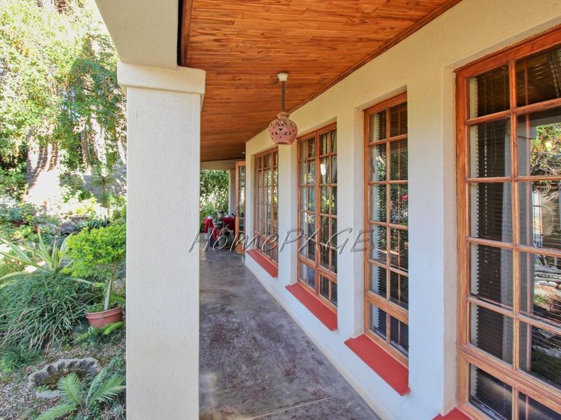 Otjiwarongo:  Beautiful and pristine 3- bedroom house with a beautiful well-kept garden and a detached 2- bedroom flat - Photo 3