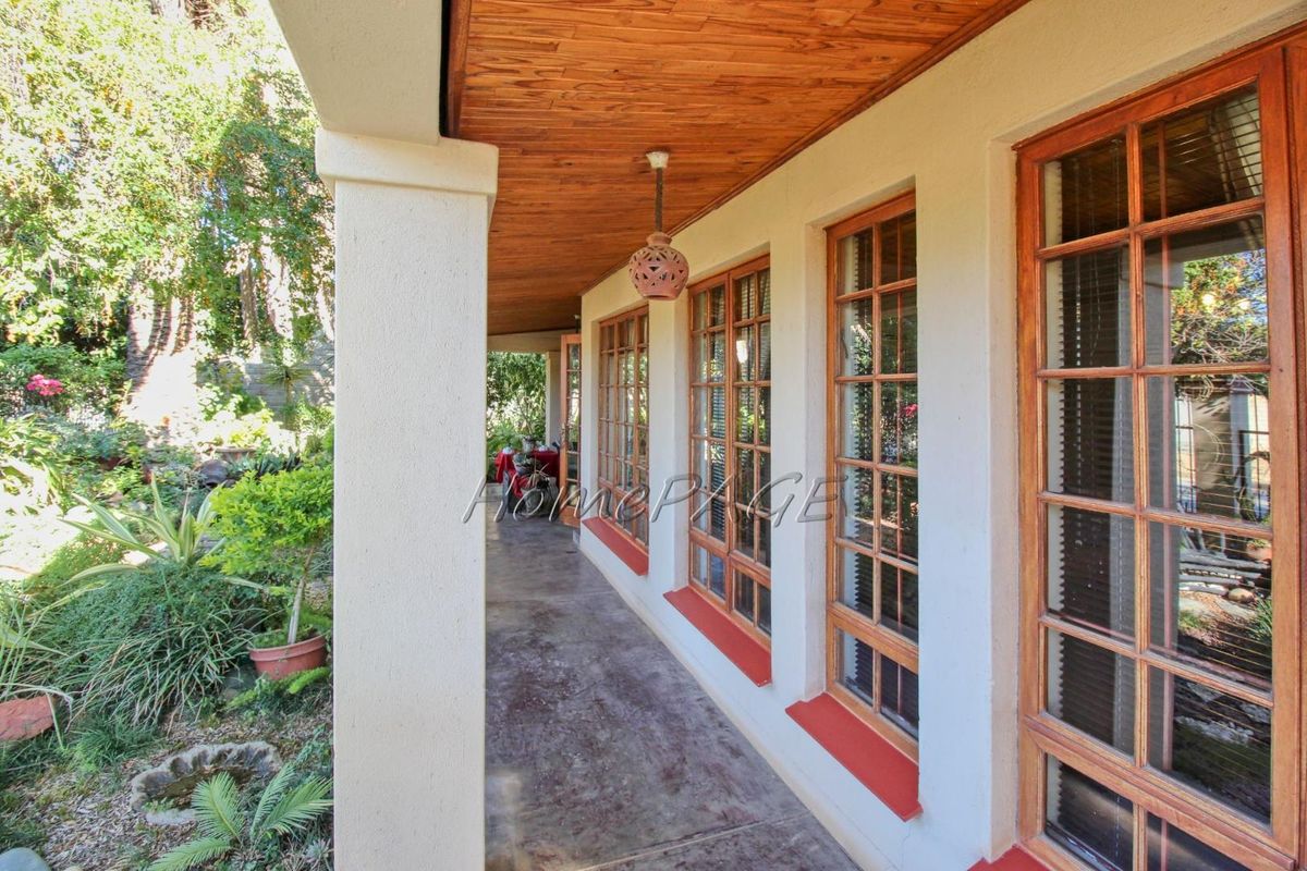 Otjiwarongo:  Beautiful and pristine 3- bedroom house with a beautiful well-kept garden and a detached 2- bedroom flat - Photo 3