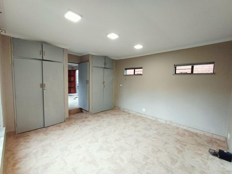 Classic Charm Meets Modern Living – Renovated 1-Bedroom Victory Park Cottage - Photo 8