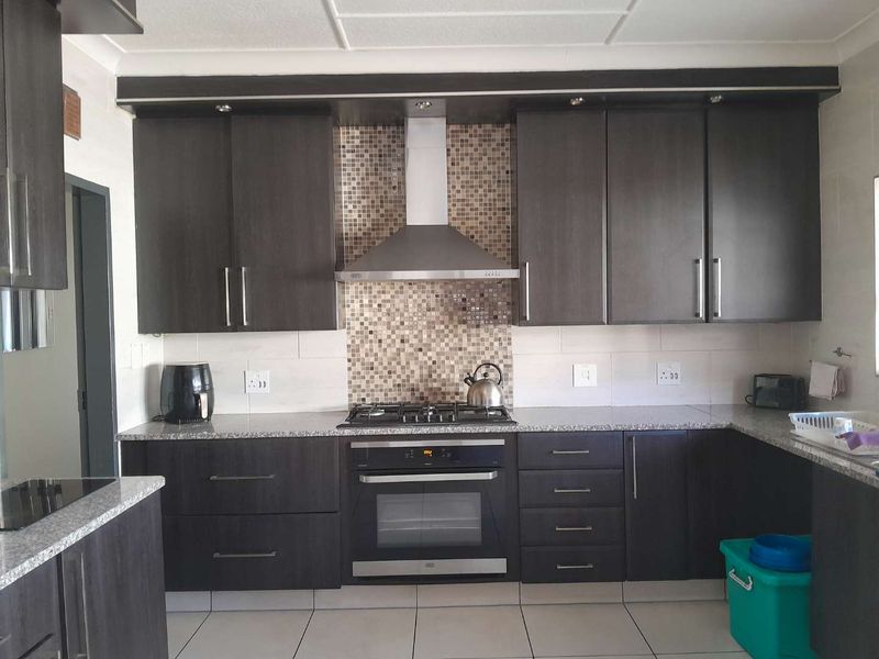 Charming 3 Bedroom entertainment home for sale South Crest. - Photo 5