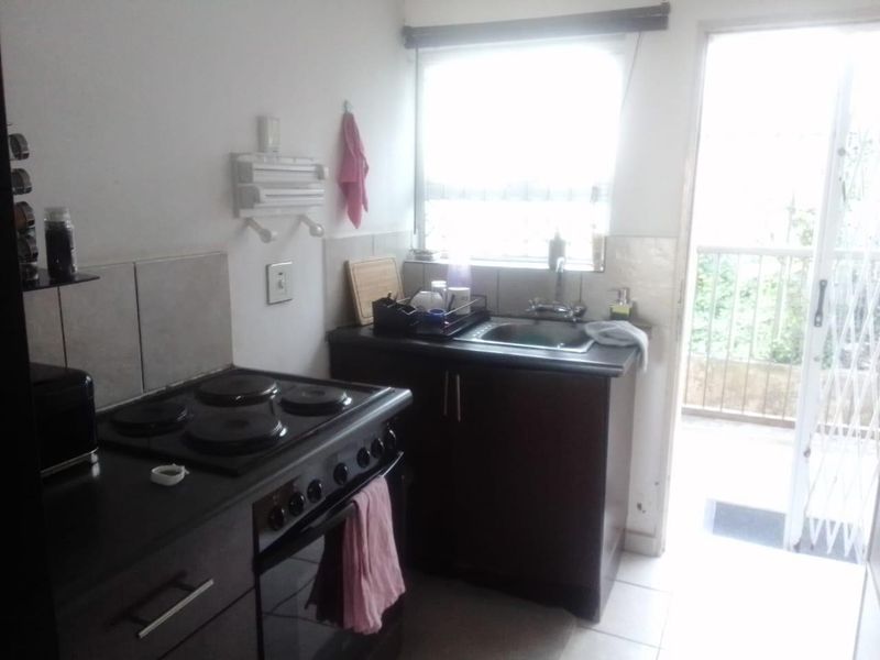 Cozy 2 Bedroom Apartment in Woodhurst with Balcony  Parking - Photo 9