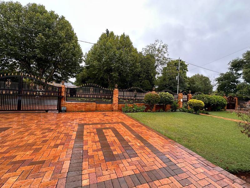 Spacious Family Home on a 1 685m2 Stand – Walking Distance from Florida Hoërskool - Photo 4