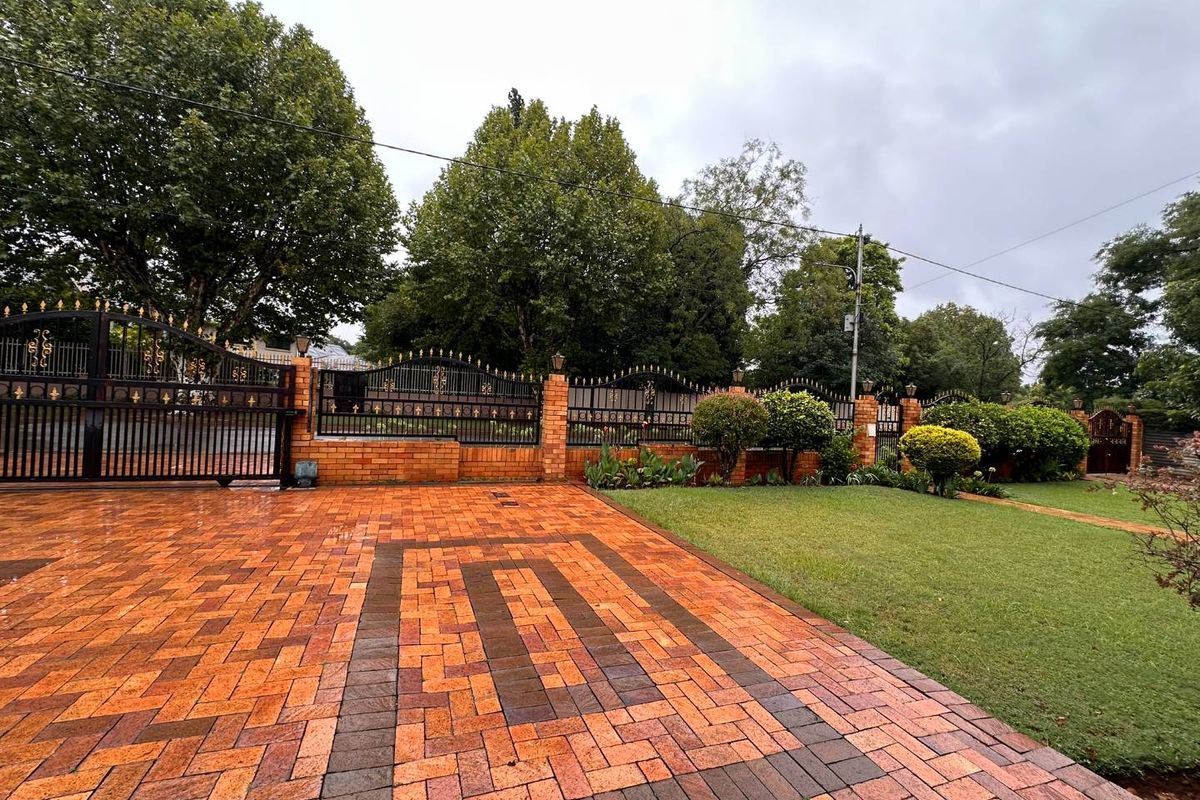 Spacious Family Home on a 1 685m2 Stand – Walking Distance from Florida Hoërskool - Photo 4