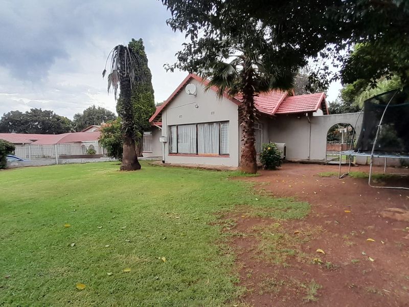 Spacious Family Home With Potential - Photo 3
