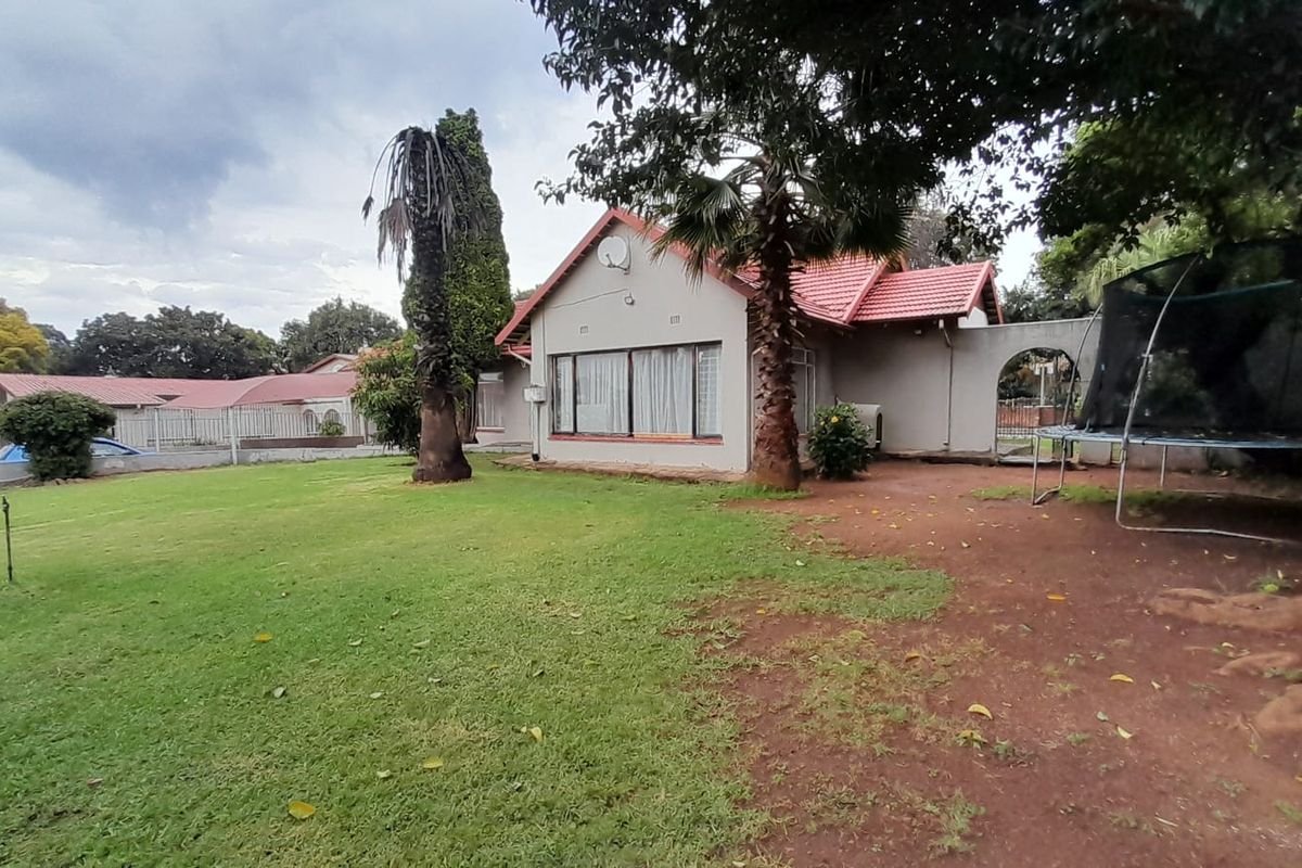 Spacious Family Home With Potential - Photo 3