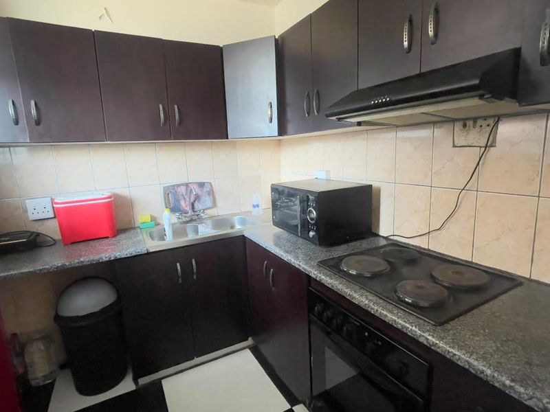 Charming 1.5 Bedroom Apartment with Modern Amenities and Convenient Location - Photo 3