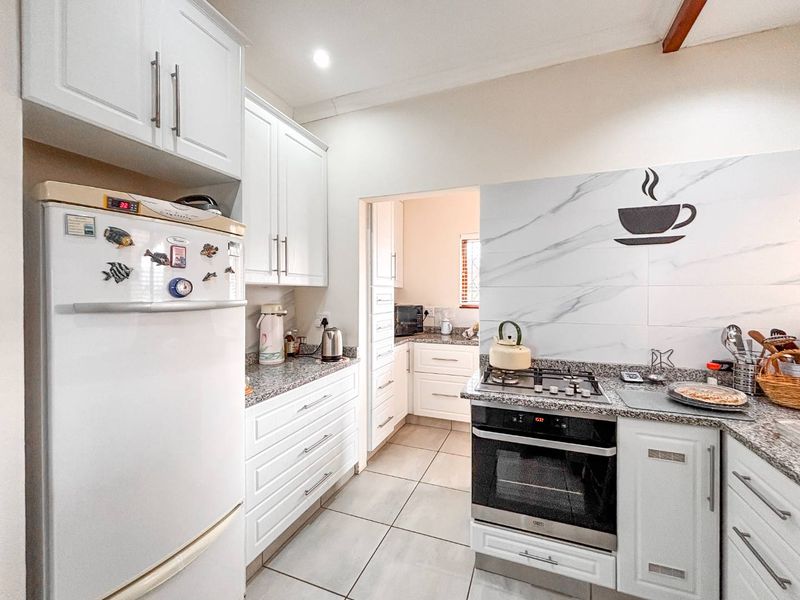 2 Bedroom Top-Floor Apartment for Sale in Howick - Photo 6