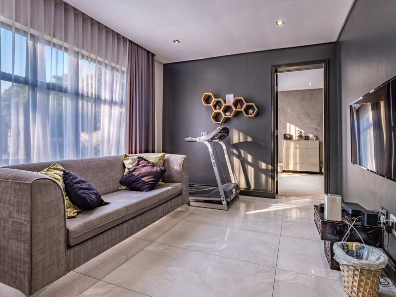 Luxurious 5-Bedroom Home situtated in Lakefield with Heated Pool & Borehole Access - Photo 9