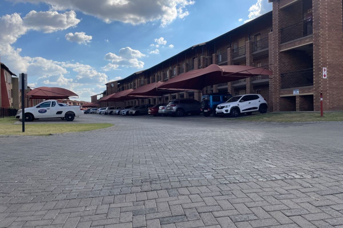 A stunning 2 Bedroom and 1 Bathroom Upstairs Apartment. - Photo 4