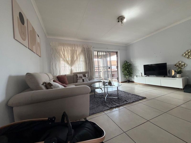 Modern 2-Bedroom First-Floor Apartment To Let in Malachite Mews - Photo 8