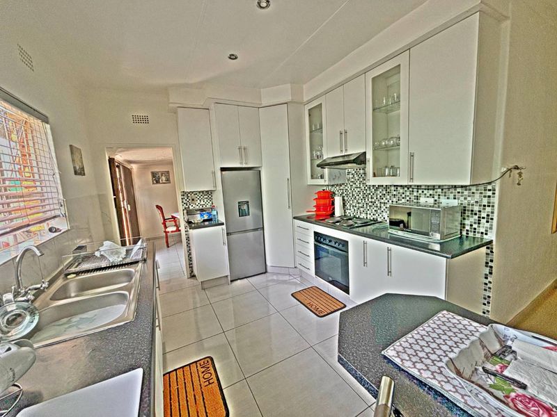 Marvelous 2 Bedroom unit - Photo 4