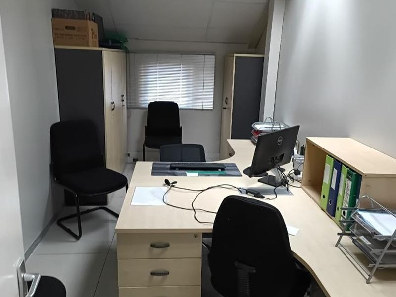 Warehouse with offices for rent - Southern Industrial - Photo 7