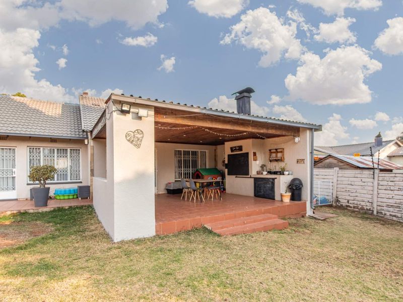 Spacious Family Home in Weltevreden Park - Photo 6
