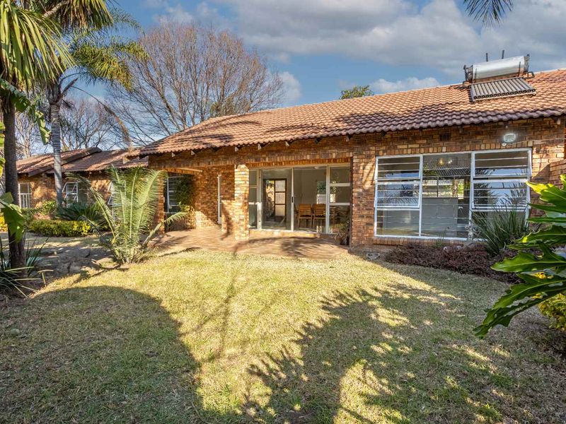 Charming 3-Bed Home with Pool & Solar Power - Photo 3