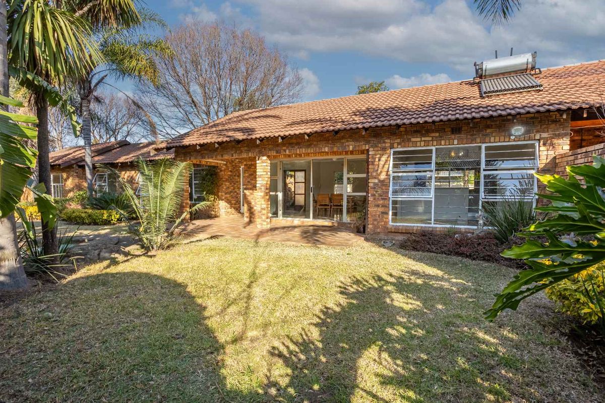 Charming 3-Bed Home with Pool & Solar Power - Photo 3