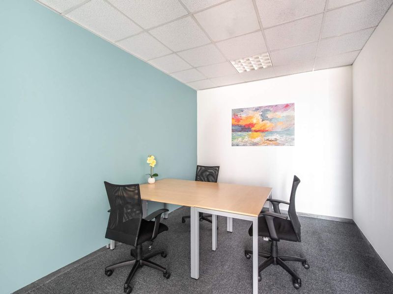 Private office space for 1 person in Regus Bryanston - Photo 2