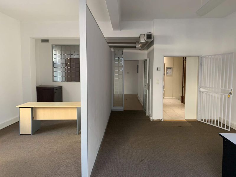 Affordable rental rates for prime office spaces - don't miss out! - Photo 8