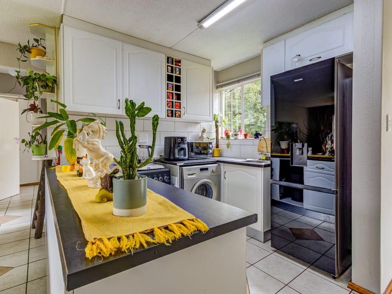 2 Bedroom Townhouse in Glen Marais - Photo 4