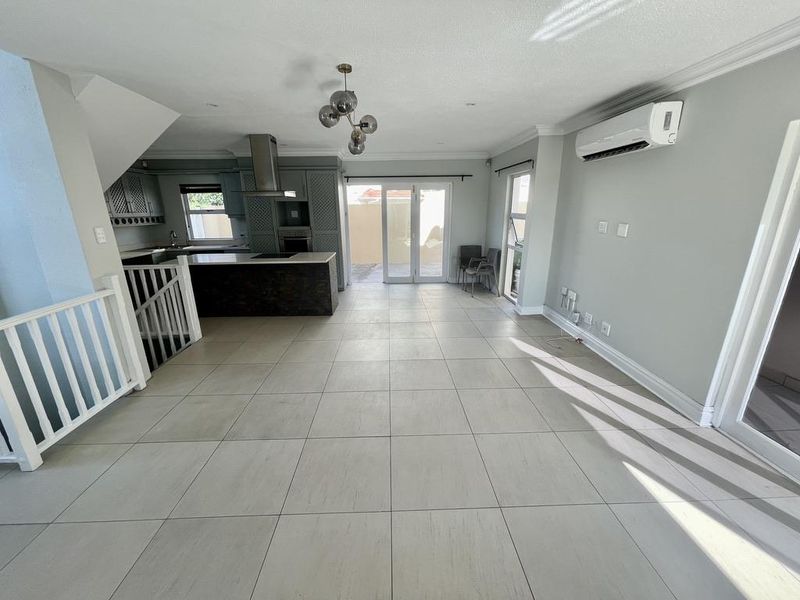 Hendra - Stylish Renovated Duplex in Secure Ilala Ridge Estate | Splash Pool, Study & Triple Garage - Photo 4