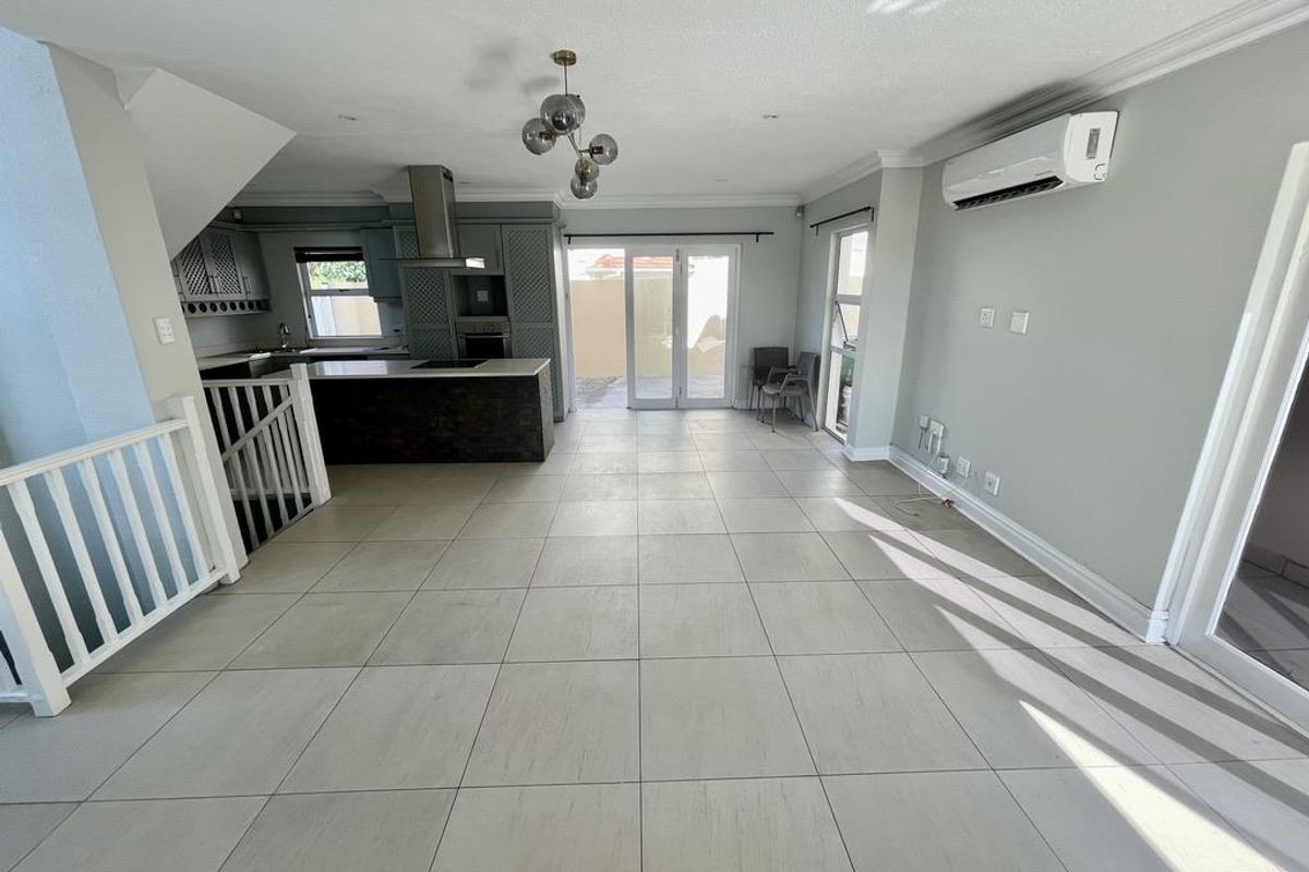 Hendra - Stylish Renovated Duplex in Secure Ilala Ridge Estate | Splash Pool, Study & Triple Garage - Photo 4
