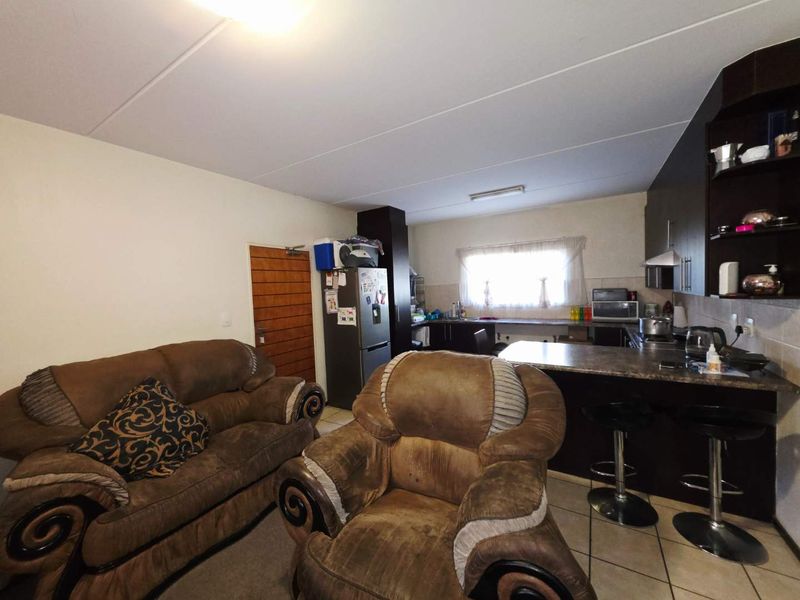 Priced to sell !!    Spacious 2-Bedroom, 2-Bathroom Ground Floor Unit for Sale - Photo 4
