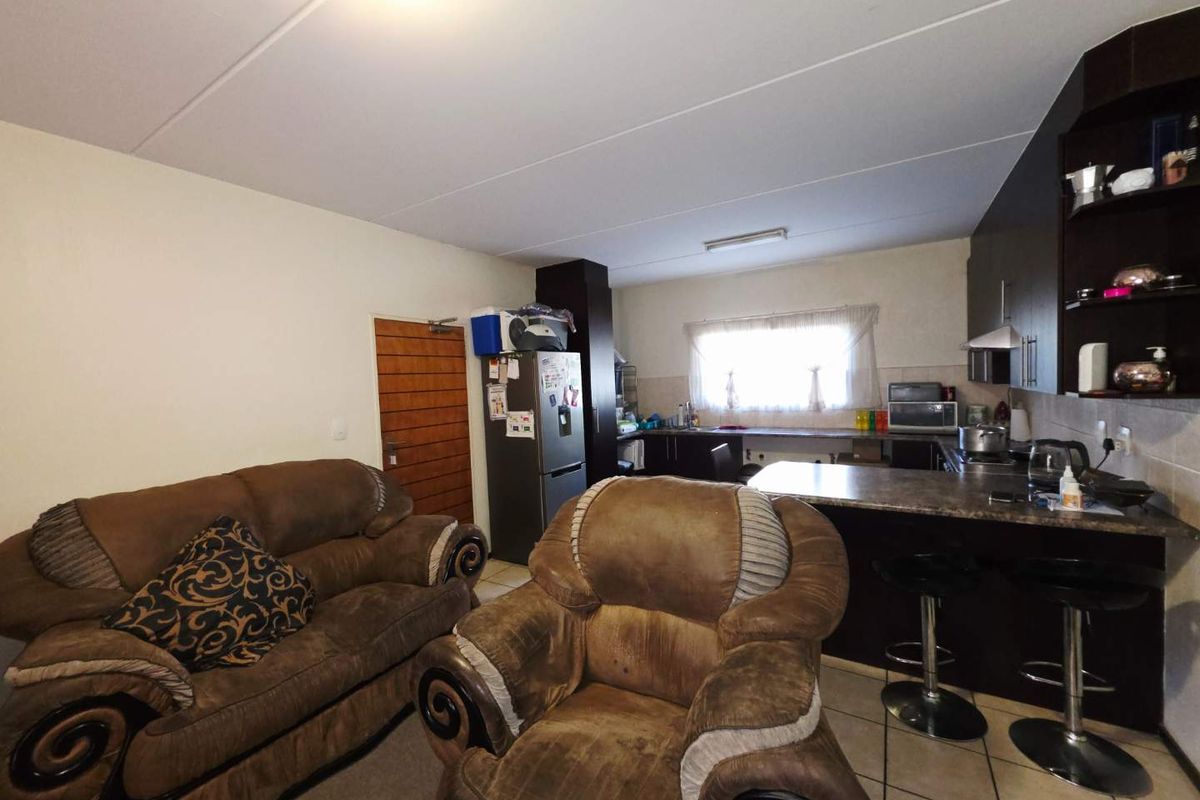 Priced to sell !!    Spacious 2-Bedroom, 2-Bathroom Ground Floor Unit for Sale - Photo 4