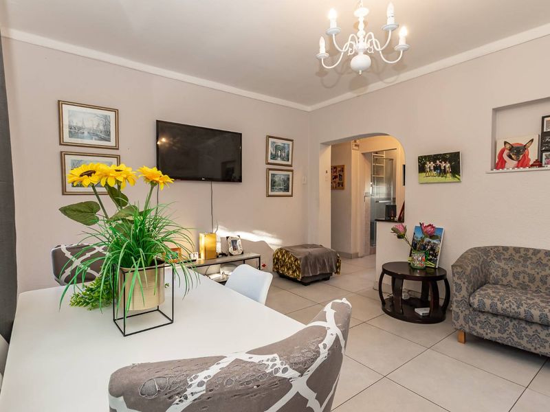 Charming Plumstead Retreat: Comfort & Convenience Await - Photo 4