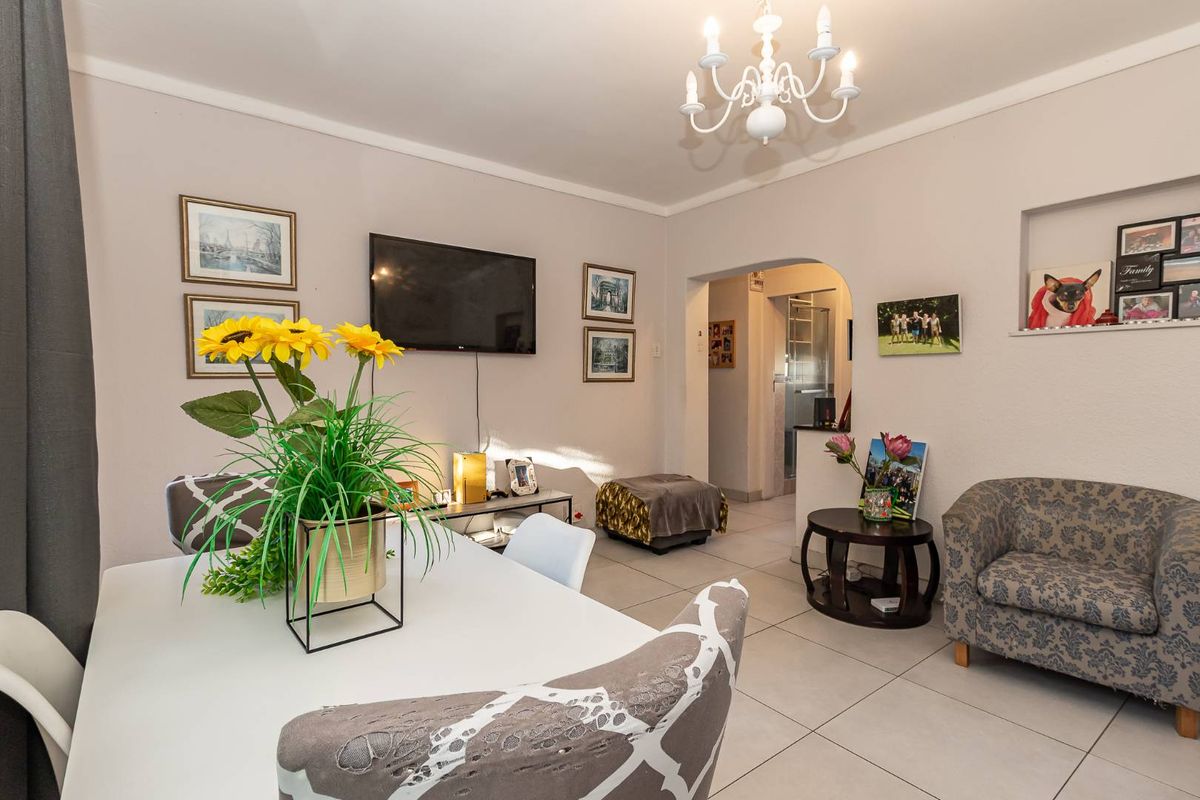 Charming Plumstead Retreat: Comfort & Convenience Await - Photo 4