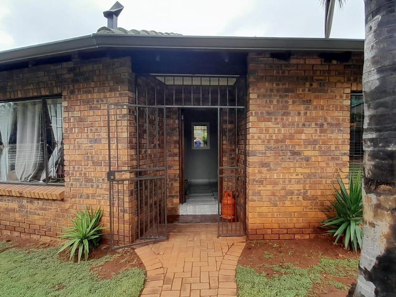 Spacious family home in Glen Marais - Photo 4