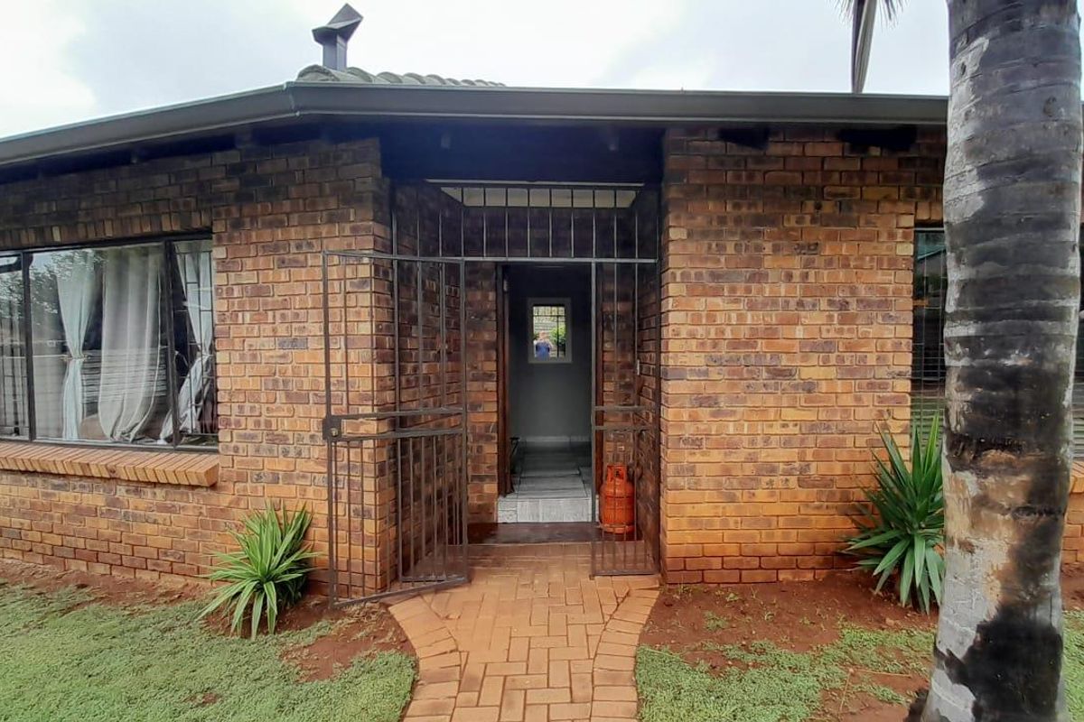 Spacious family home in Glen Marais - Photo 4