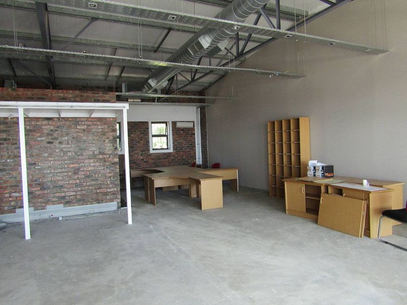 Office space in newly renovated Westlake Lifestyle centre - Photo 6