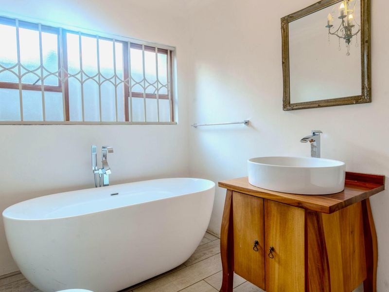 Modern, 5 Bedroom, 4 Bathroom, Family Home - Photo 6