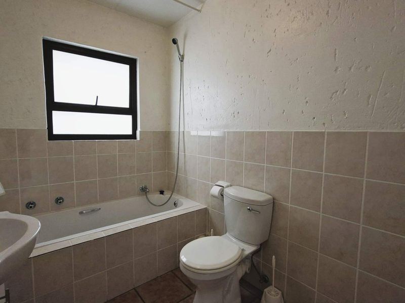 Lovely 2 bedroom, 2 bathroom, middle floor apartment available in Sunninghill - Photo 10