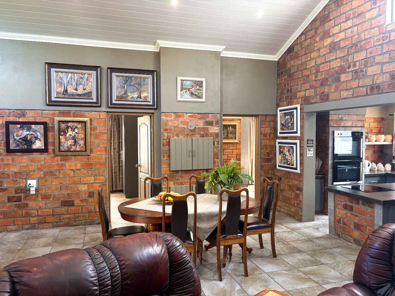 The perfect balance of practical design, open space and abundant natural light. - Photo 7