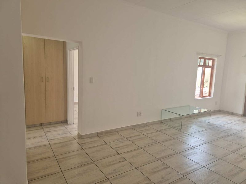 Charming Two Bedroom Apartment in Secure Estate - Photo 5