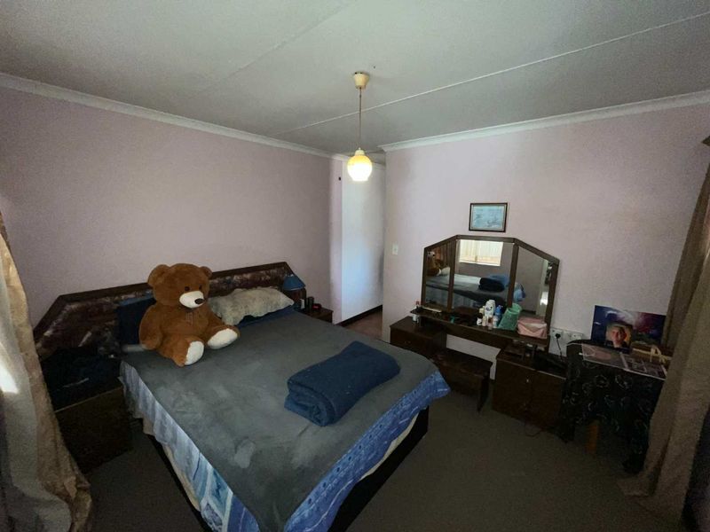 CHARMING THREE-BEDROOM TOWNHOUSE - Photo 4